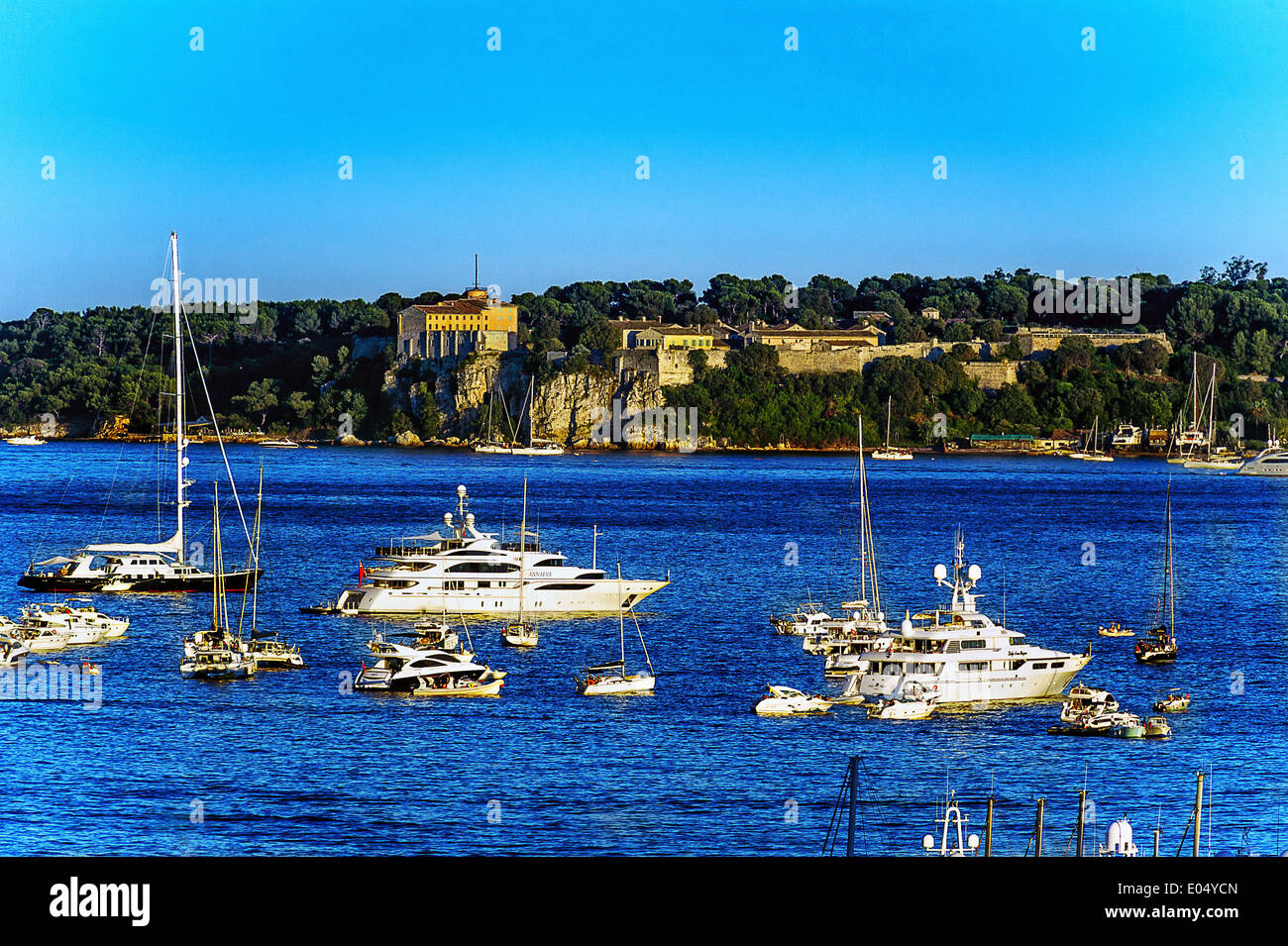 Europe, France, Alpes-Maritimes, Cannes. Bateaux disponibles avant de les îles de Lérins Banque D'Images