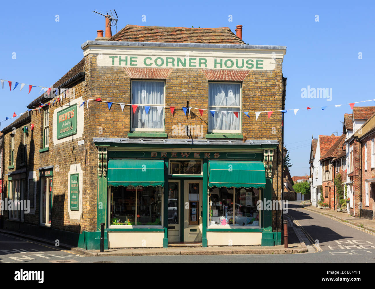 Le Corner House shoe shop par un carrefour sur la rue King, Sandwich, Kent, Angleterre, Royaume-Uni, Angleterre Banque D'Images