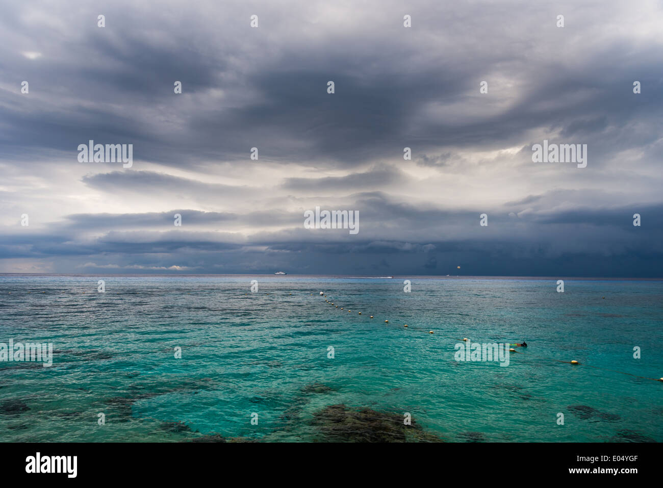 Dark storm nuages sur l'eau bleue. Cozumel, Mexique. Banque D'Images