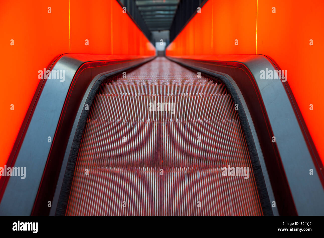 Éclairé au néon escalator jusqu'au musée dans le bâtiment principal de la Zeche Zollverein patrimoine UNESCO Banque D'Images