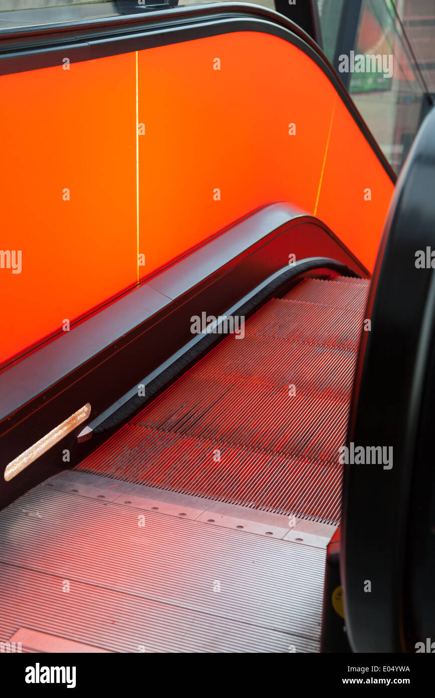 Éclairé au néon escalator jusqu'au musée dans le bâtiment principal de la Zeche Zollverein patrimoine UNESCO Banque D'Images