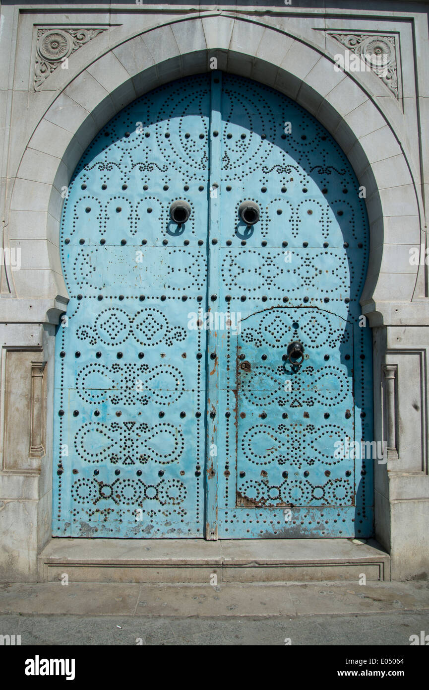 Tunisie 2014. Une porte décorée de façon traditionnelle dans la médina. Banque D'Images