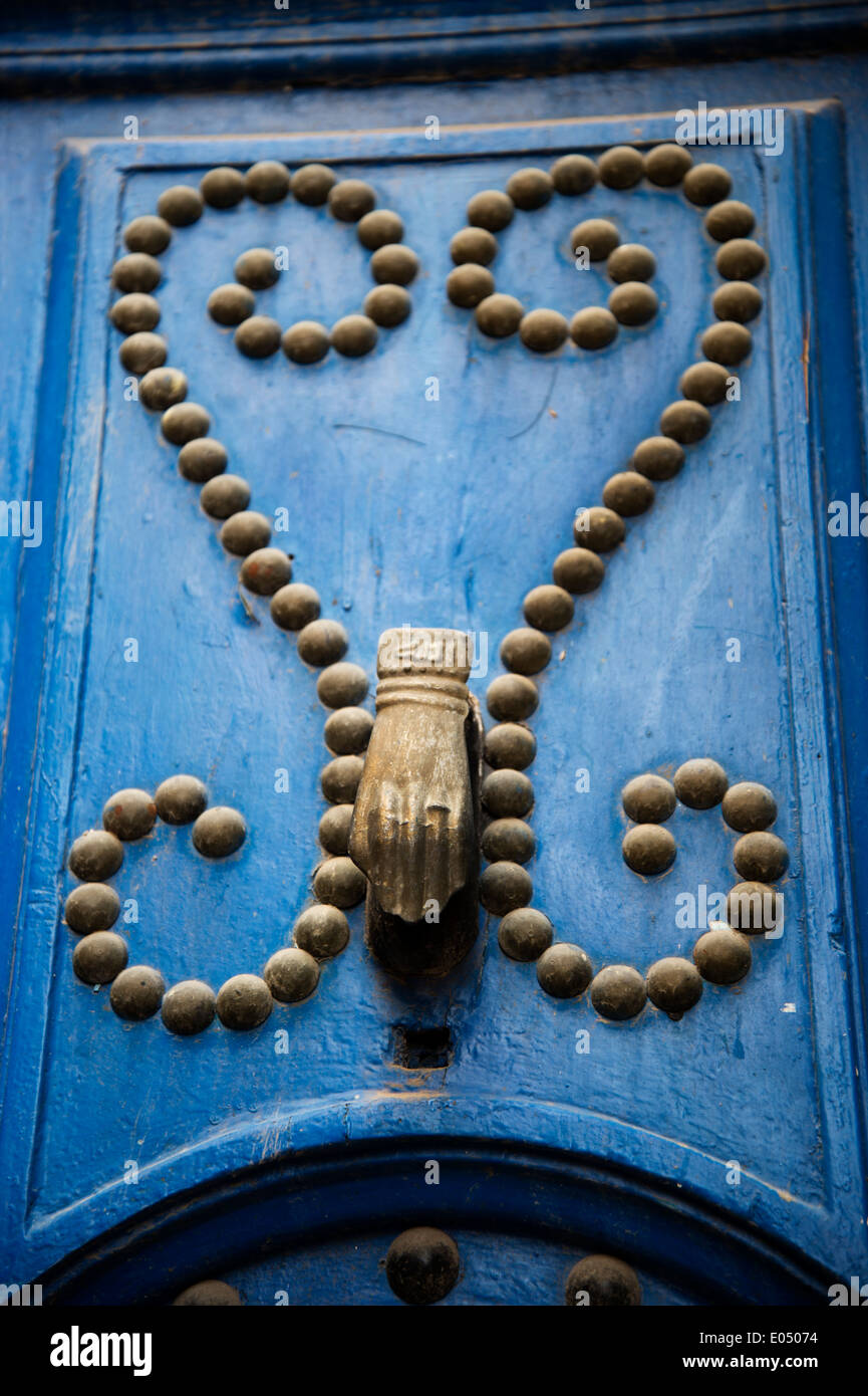 Tunisie 2014. Une porte décorée de façon traditionnelle dans la médina avec un batteur à main en métal Banque D'Images
