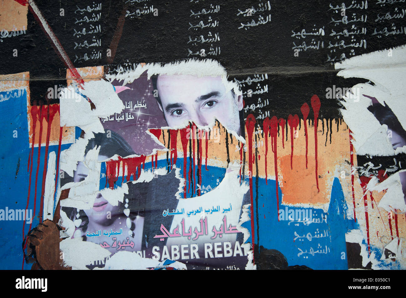 Tunisie 2014.Street art sur le béton d'autoroute des colonnes avec des affiches déchirées Banque D'Images