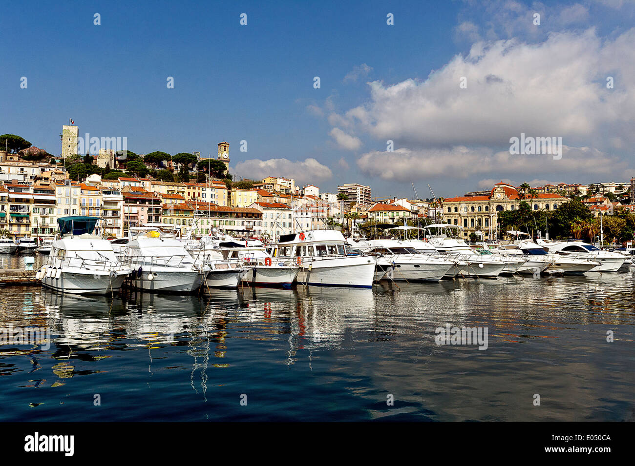 Europe, France, Alpes-Maritimes, Cannes. Le port et la vieille ville. Banque D'Images