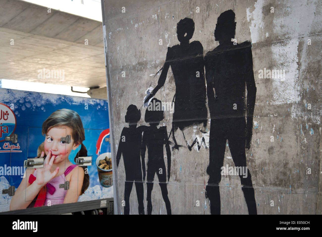 Tunisie 2014. Street art sur le béton d'autoroute colonnes. en regard d'une photo d'une jeune fille sur une glace van Banque D'Images