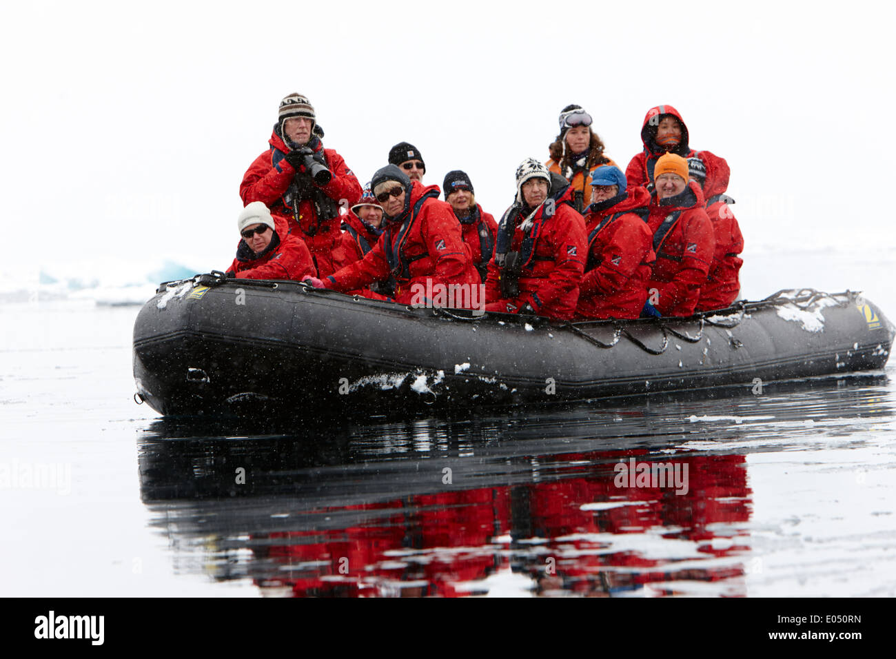 Les passagers à bord d'un zodiac en excursion de croisière dans l'antarctique Banque D'Images