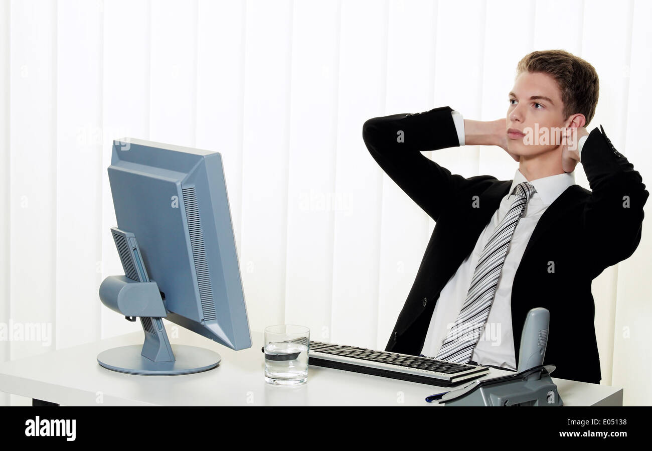 Un homme a des problèmes avec des virus informatiques et le spam dans l'office, Ein Mann hat Probleme mit Virus informatique Spam und im Buero Banque D'Images