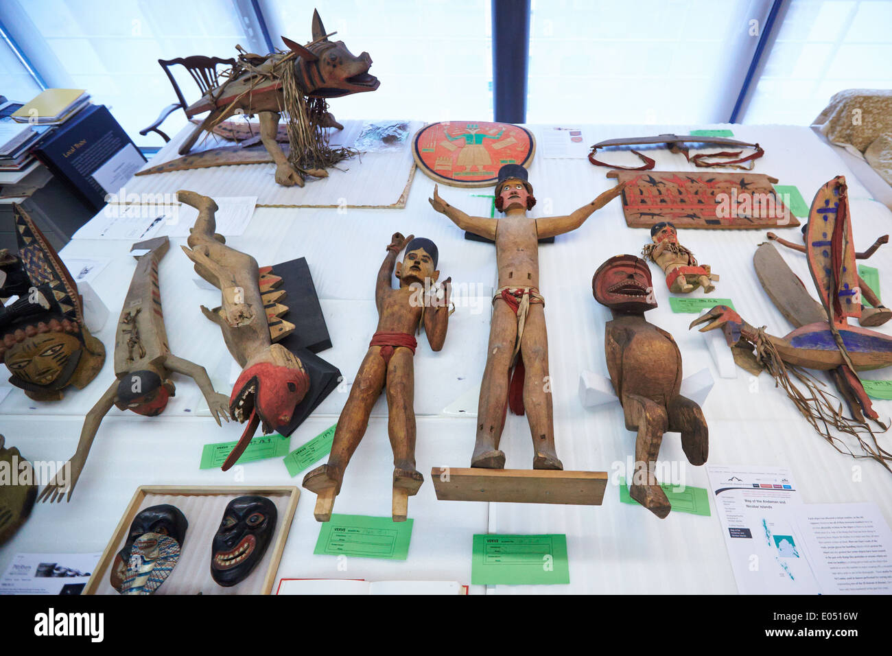 Démon Sri-lankais de la maladie des masques et figures en préparation pour l'affichage à l'Pitt Rivers Museum Banque D'Images