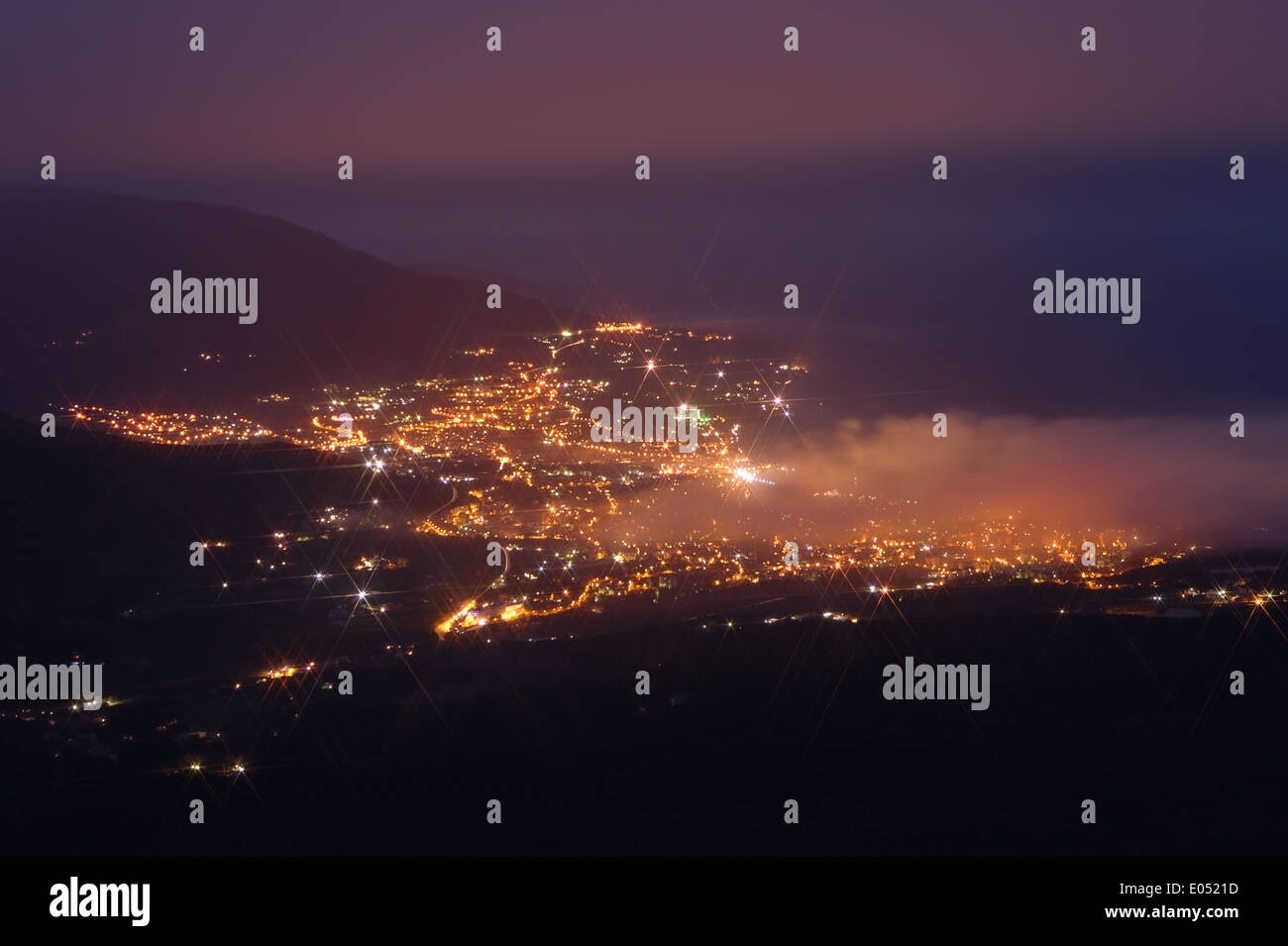 Vue aérienne de la ville de Yalta dans la nuit. La Crimée, Ukraine Banque D'Images