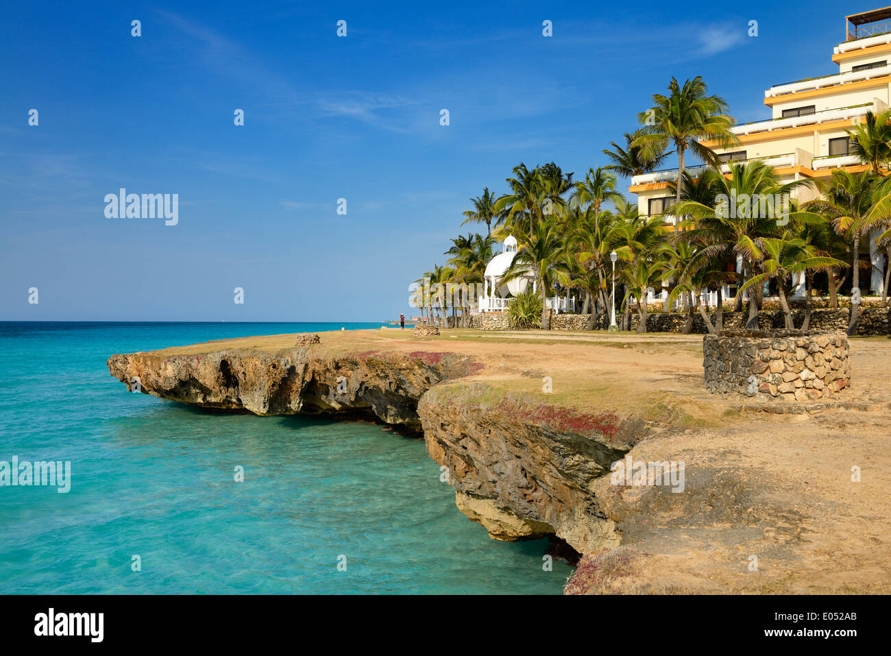 La pierre de lave la rive avec blow hole wells à Varadero Matanzas Cuba resort l'eau turquoise de l'océan Atlantique Banque D'Images