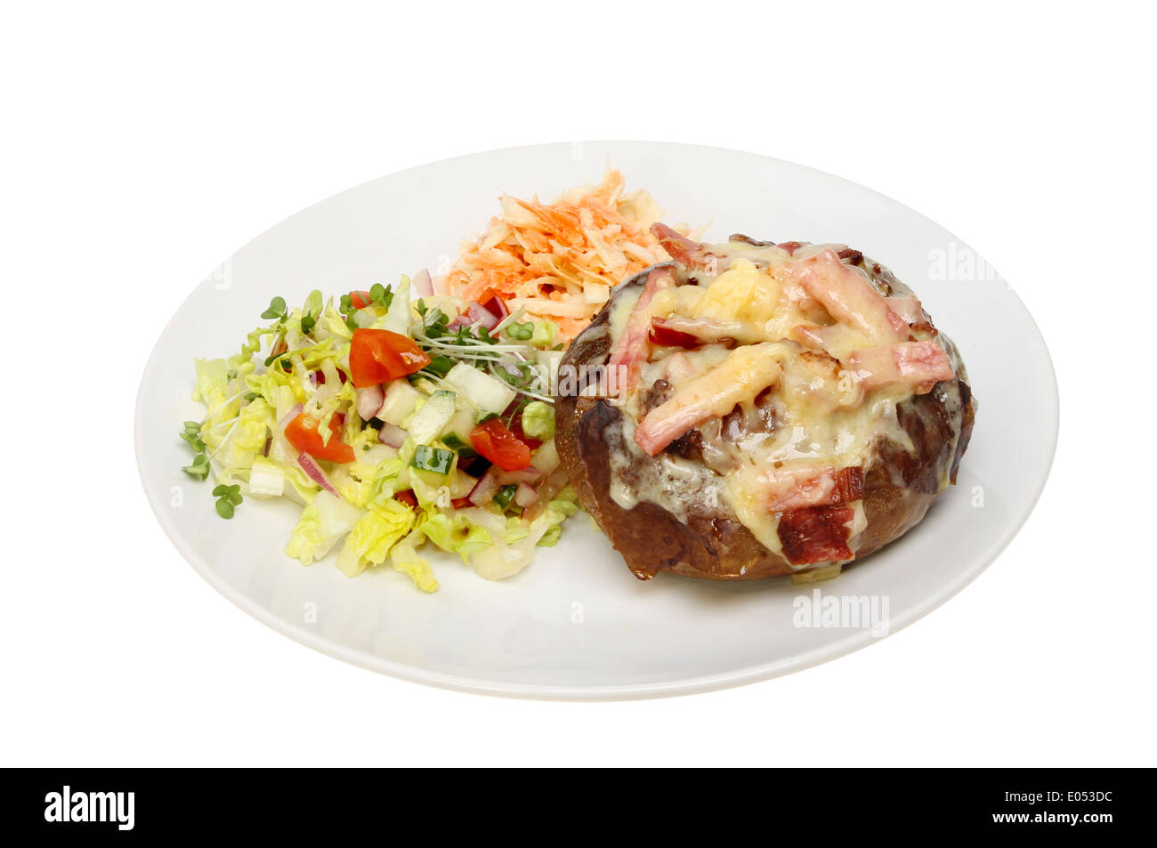 De fromage et de bacon, pomme de terre au four avec de la salade sur une assiette blanche contre isolés Banque D'Images