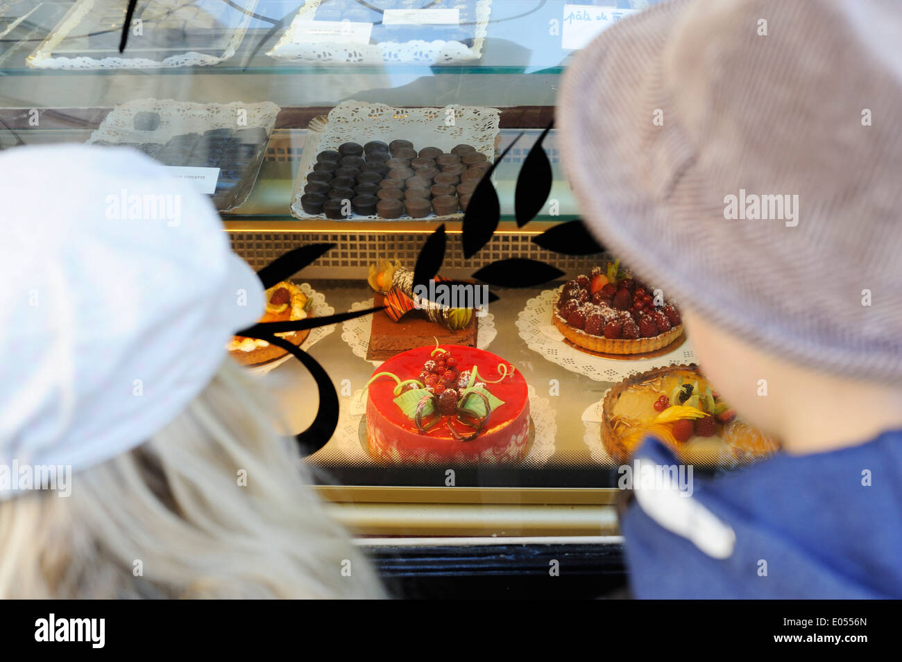 Stock photo de deux enfants de baver sur des gâteaux dans une vitrine à Angoulême, France Banque D'Images