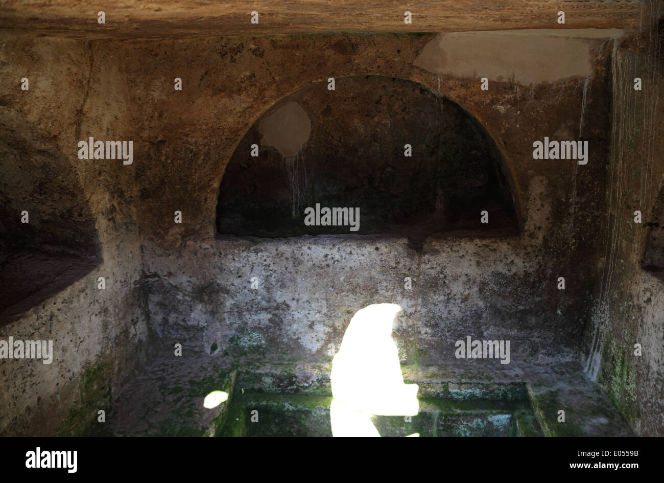 Une étrange lumière brille dans une période romaine arcosolium ou Coupe de roche à tombeau voûté Hilar grottes, Ergani, province de Diyarbakir, dans le sud-est de la Turquie Banque D'Images