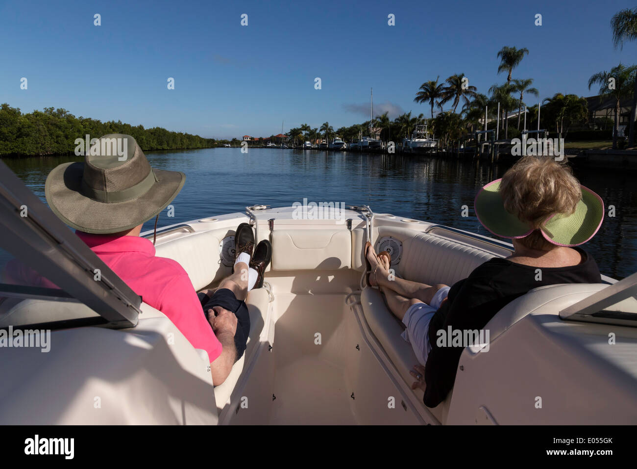 Couple en proue de bateau à moteur de tourisme,Canaux, Punta Gorda, FL, USA Banque D'Images