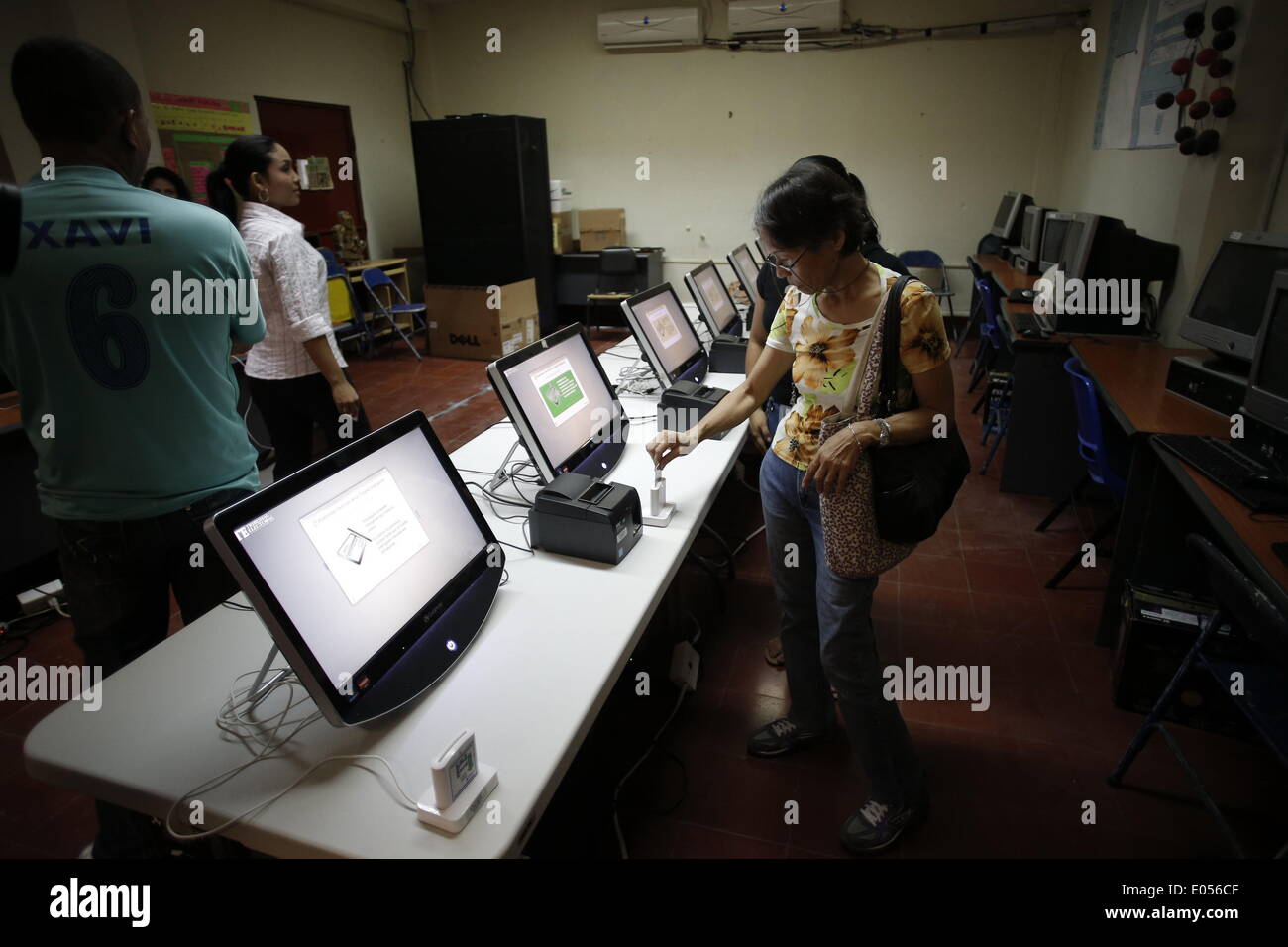 La ville de Panama, Panama. 2 mai, 2014. Un résident prend part à une simulation de vote électronique tenue à l'École Jose A. Remon Cantera à Panama City, capitale du Panama, le 2 mai 2014. Le Jose A. Remon Cantera école sera le seul centre de vote avec le système de vote électronique pour les élections générales. Le Panama s'organiser des élections générales le 4 mai 2014 pour élire le nouveau président. © Mauricio Valenzuela/Xinhua/Alamy Live News Banque D'Images