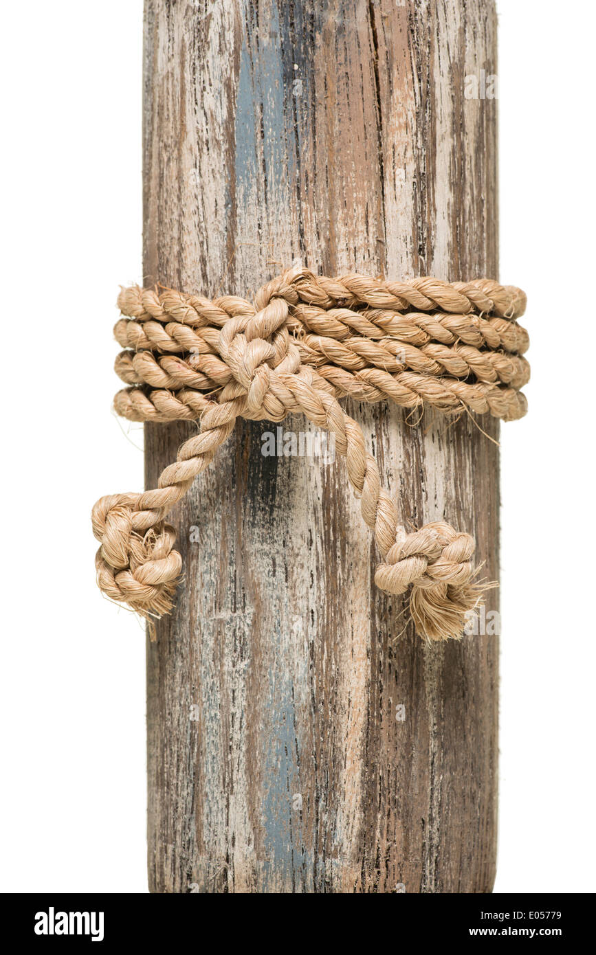 Corde enroulée sur bois sur fond blanc Banque D'Images