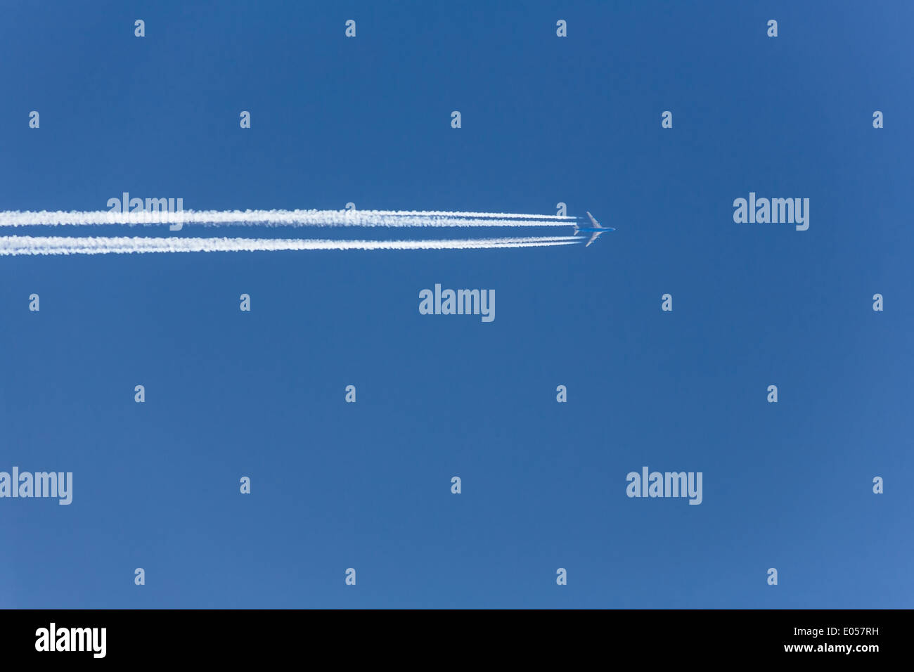 Avec un avion traînée de condensation dans le ciel bleu. Désir pour le prochain voyage de vacances, Ein Flugzeug mit am Kondensstreifen blau Banque D'Images