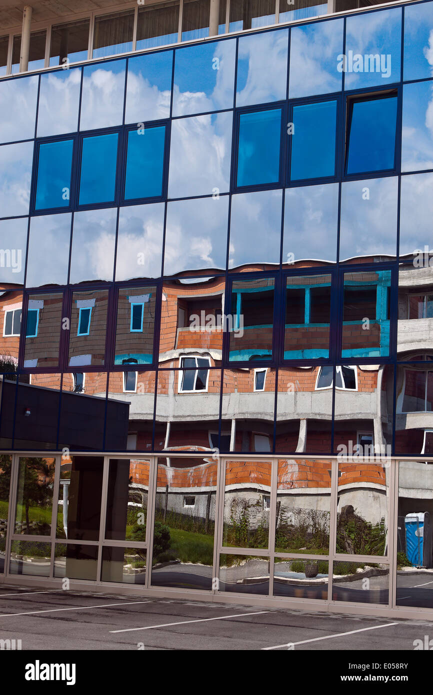 La coquille d'une habitation se reflète dans la façade, der im Rohbau Wohnhauses spiegelt sich la façade de Banque D'Images