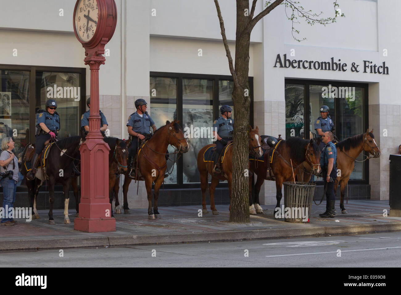 Seattle, Washington, USA. 1er mai 2014. 2014 mai 24 manifestations, El Comite Mars, la police patrouille à cheval Crédit : Marilyn Dunstan/Alamy Live News Banque D'Images