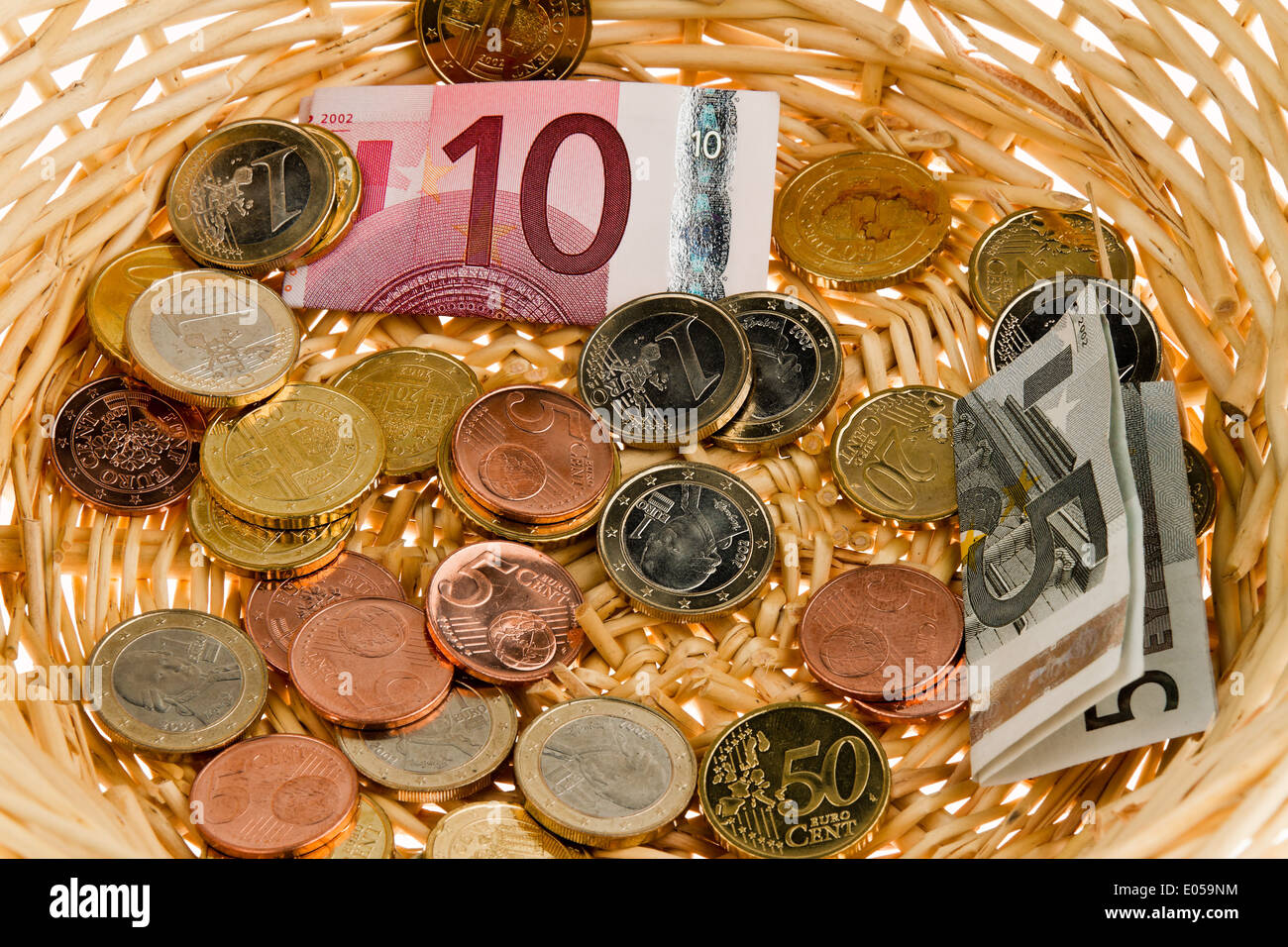 Un don panier pour collection. Don de l'argent avec euro, Ein Spendenkorb fuer Sammlung. Geld mit Euro Spende Banque D'Images