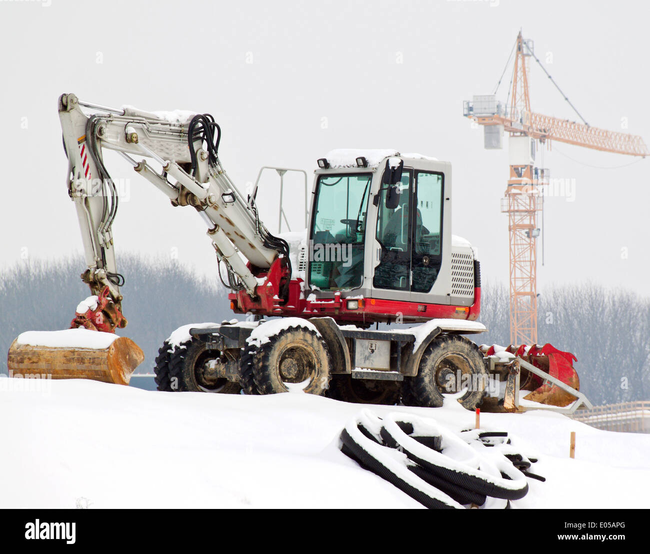 Site de construction en hiver. Saisionale le chômage dans la construction., Baustelle im Winter. Saisionale Répartition par âge am Bau. Banque D'Images