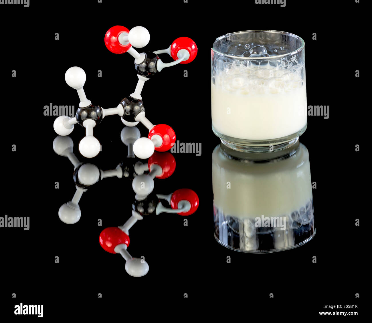 Molécule d'acide lactique et verre de Mike Banque D'Images