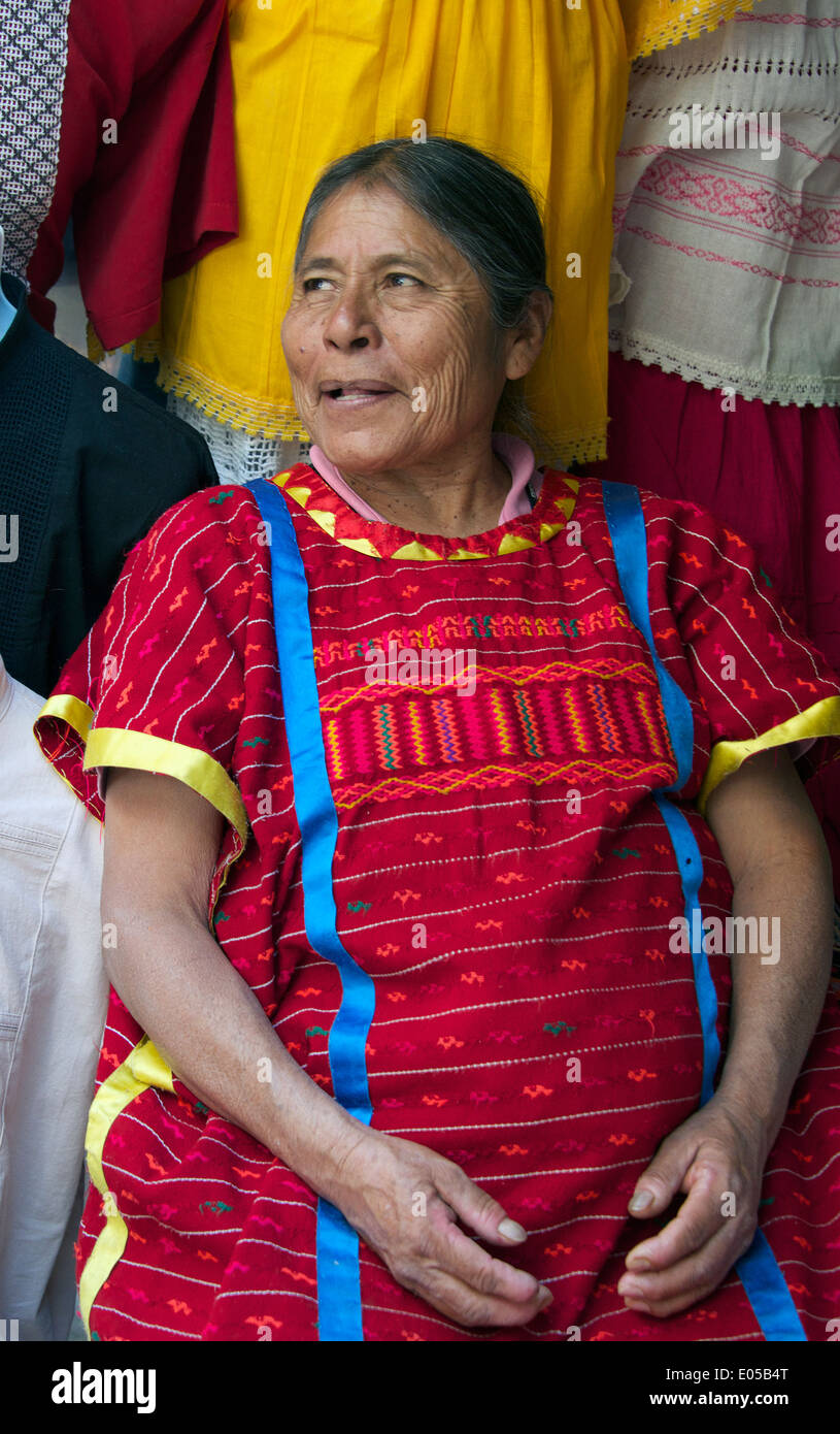 Portrait femme indienne dans la ville d'Oaxaca Zocalo décrochage chiffon Mexique Banque D'Images