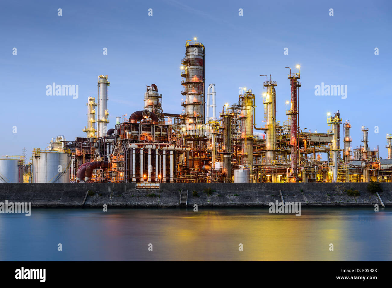 Les raffineries de pétrole line une rivière de Yokkaichi, au Japon. La ville a été un centre pour l'industrie chimique depuis les années 1930. Banque D'Images