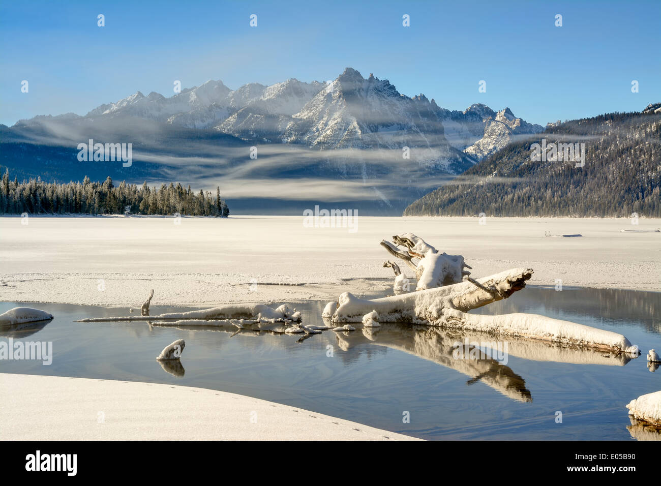 Effacer le brouillard sur un lac d'hiver en Idaho Banque D'Images