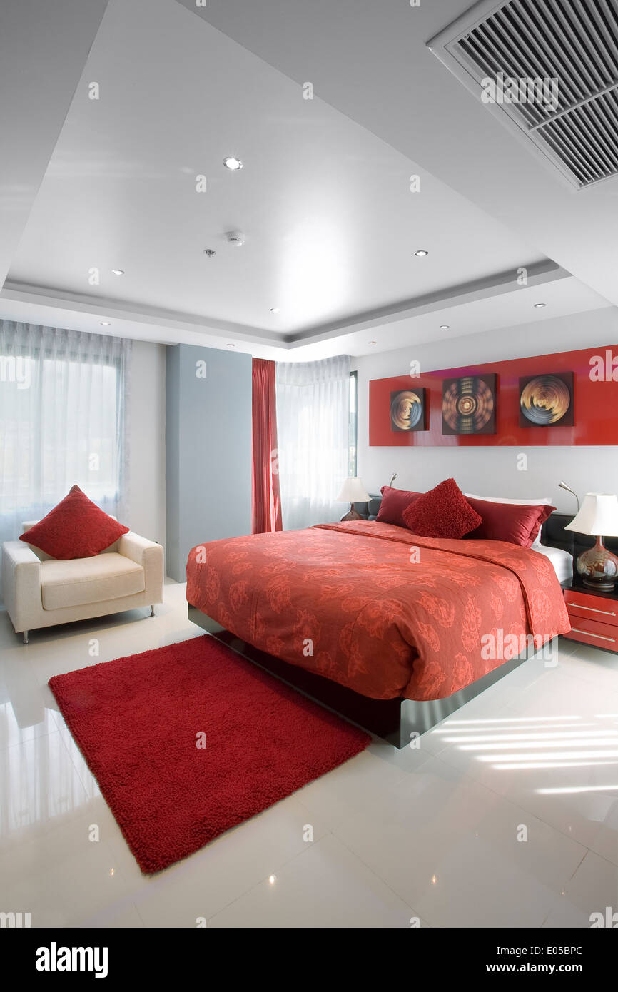 Vue panoramique de Nice chambre moderne et élégante. Les images sur le mur ont été modifiées. Banque D'Images