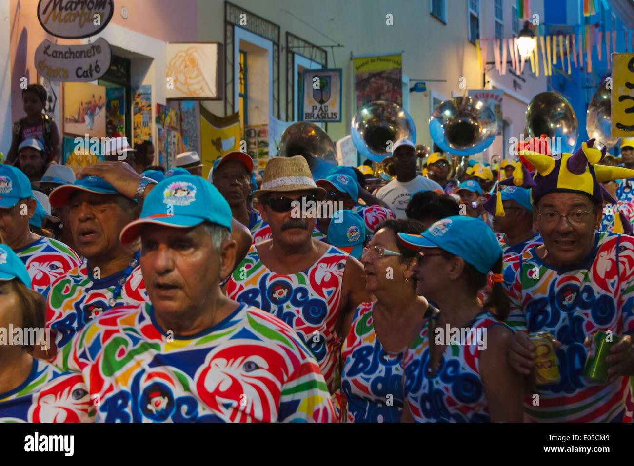 Défilé du carnaval dans le quartier de Pelourinho, Salvador (site du patrimoine mondial de l'UNESCO), l'Etat de Bahia, Brésil Banque D'Images