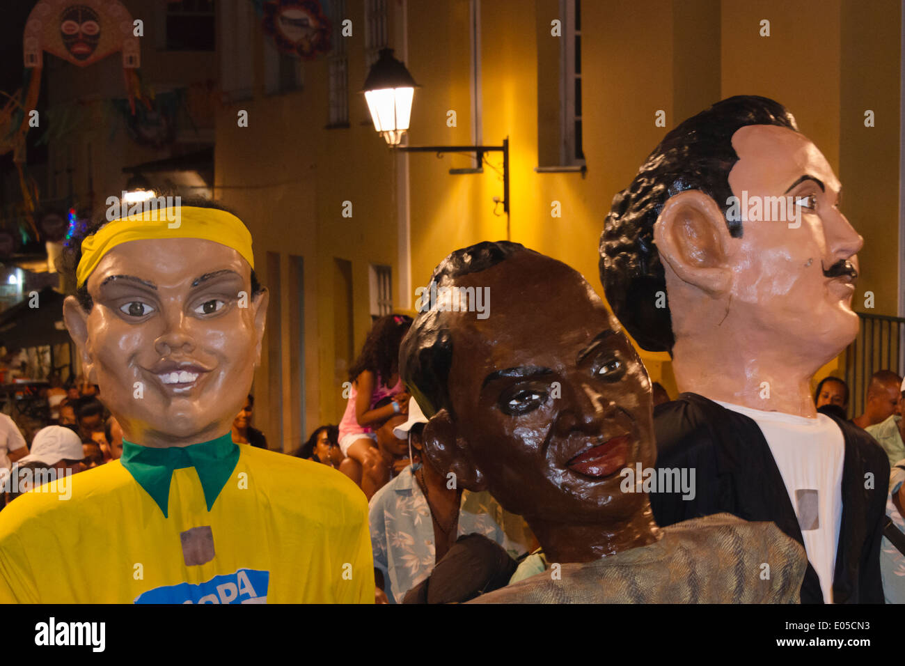 D'énormes marionnettes en défilé dans le quartier de Pelourinho, Salvador (site du patrimoine mondial de l'UNESCO), l'Etat de Bahia, Brésil Banque D'Images