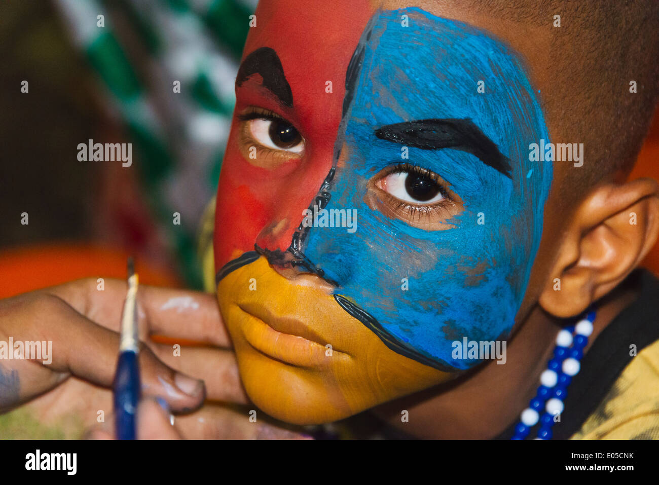 Mettre maquillage pour carnaval, Salvador (site du patrimoine mondial de l'UNESCO), l'Etat de Bahia, Brésil Banque D'Images