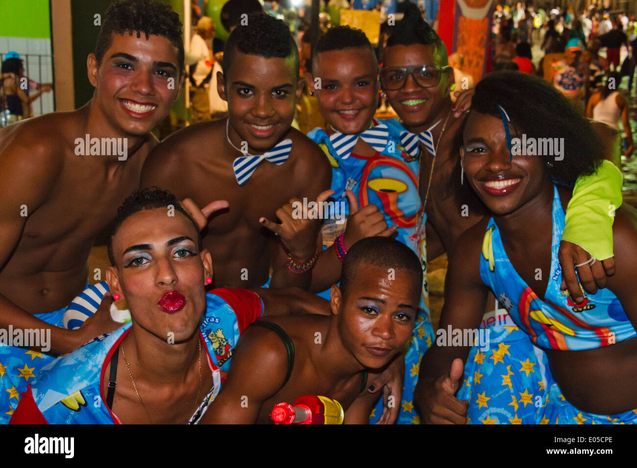 Les gens au défilé du carnaval dans le quartier de Pelourinho, Salvador (site du patrimoine mondial de l'UNESCO), l'Etat de Bahia, Brésil Banque D'Images
