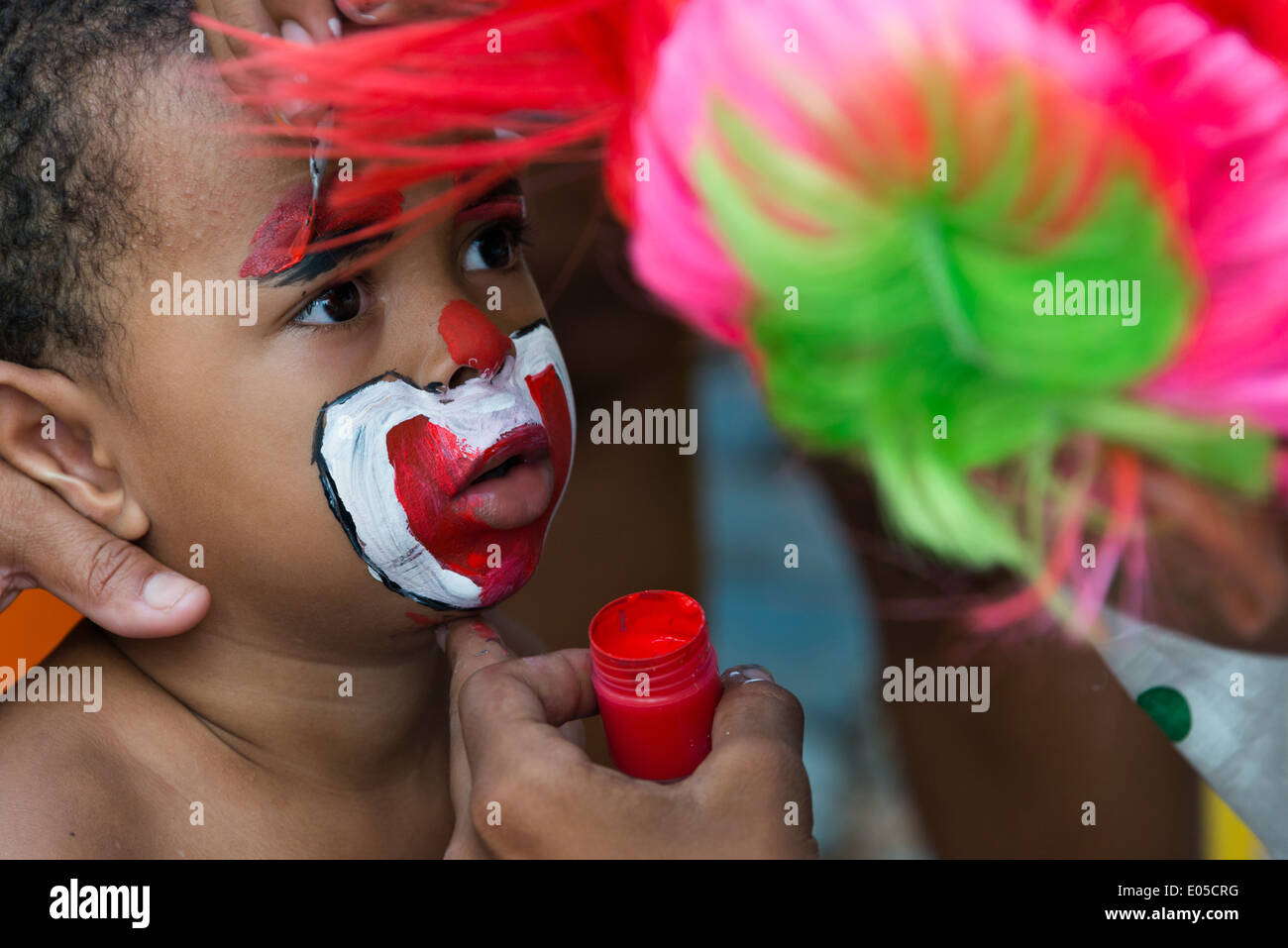 La mise sur le maquillage enfants Carnaval, Salvador (site du patrimoine mondial de l'UNESCO), l'Etat de Bahia, Brésil Banque D'Images
