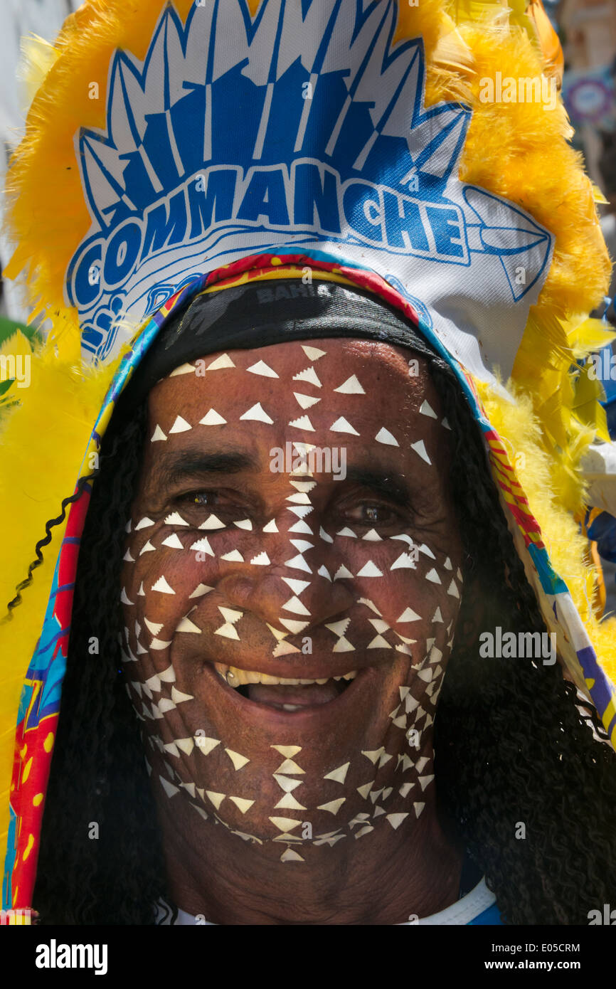 Les personnes ayant défilé costumé au district dans le Pelourinho, Salvador (site du patrimoine mondial de l'UNESCO), l'Etat de Bahia, Brésil Banque D'Images