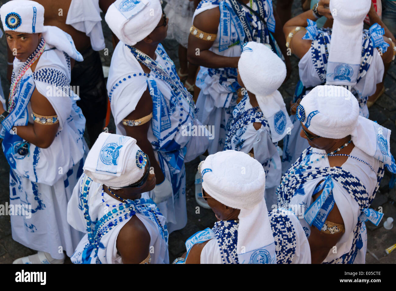 Les membres de l'Filhos de Gandhy (enfants de Gandhi) exécution d'afoxe musique au défilé du carnaval, Salvador, État de Bahia, Brésil Banque D'Images