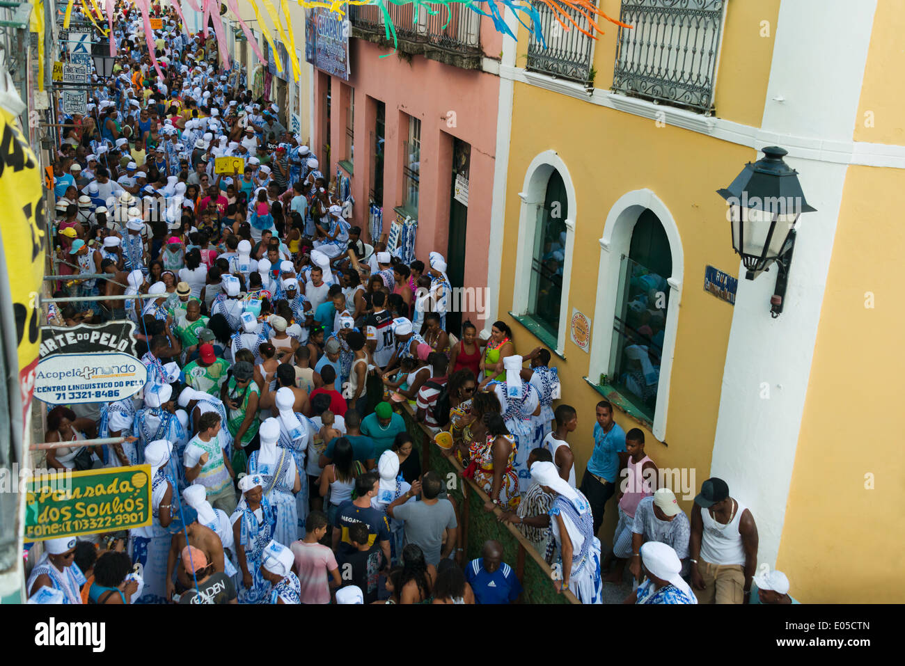 Filhos de Gandhy (enfants de Gandhi) l'exécution de la musique à l'afoxe défilé dans le quartier de Pelourinho, Salvador de Bahia, Brésil , Banque D'Images