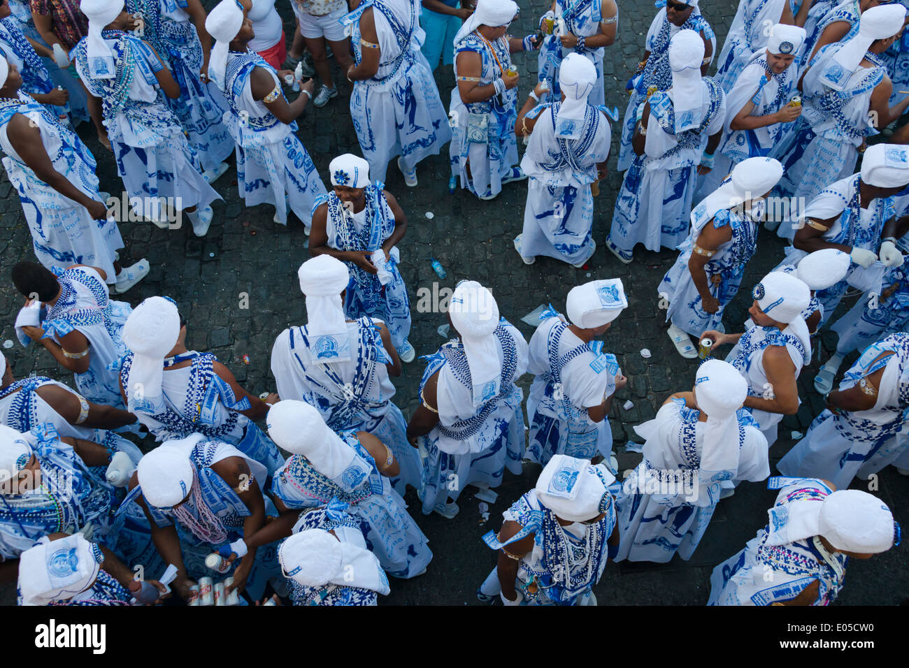 Les membres de l'Filhos de Gandhy (enfants de Gandhi) exécution d'afoxe musique au défilé du carnaval, Salvador, État de Bahia, Brésil Banque D'Images