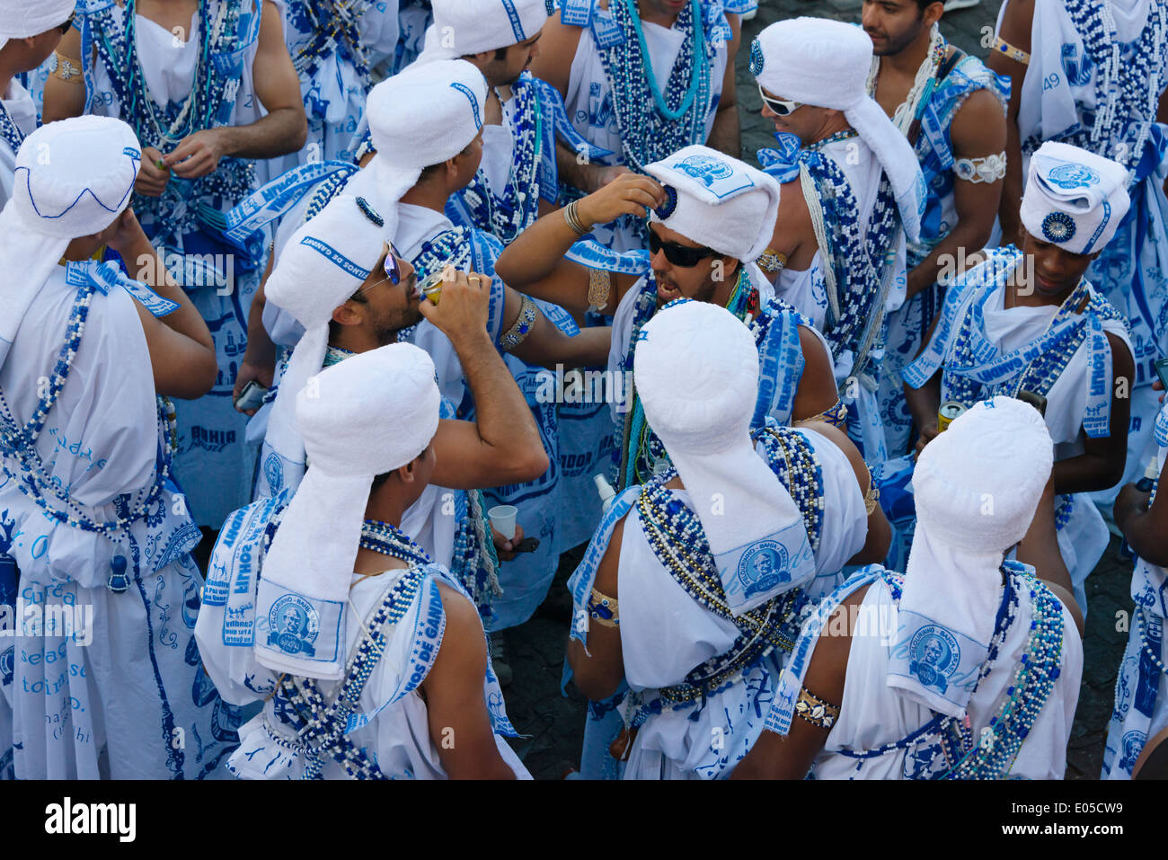 Les membres de l'Filhos de Gandhy (enfants de Gandhi) exécution d'afoxe musique au défilé du carnaval, Salvador, État de Bahia, Brésil Banque D'Images