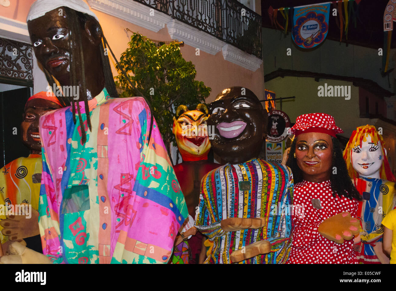 Les gens au défilé du carnaval dans le quartier de Pelourinho, Salvador (site du patrimoine mondial de l'UNESCO), l'Etat de Bahia, Brésil Banque D'Images
