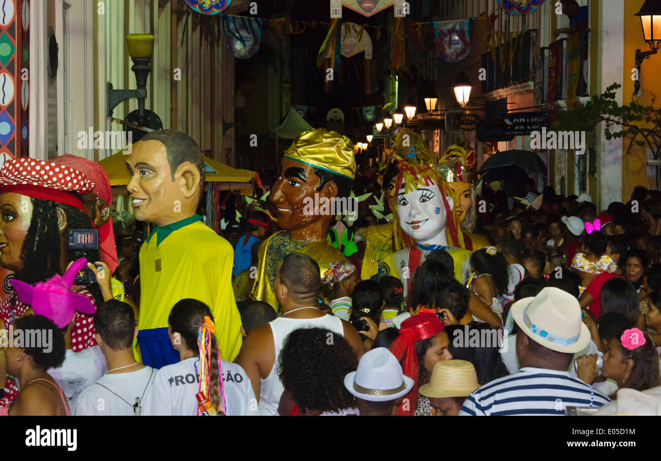 Défilé du carnaval dans le quartier de Pelourinho, Salvador (site du patrimoine mondial de l'UNESCO), l'Etat de Bahia, Brésil Banque D'Images