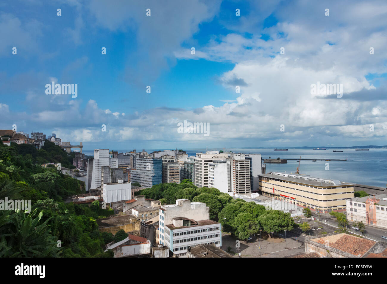 Paysage urbain le long de l'océan, Salvador, État de Bahia, Brésil Banque D'Images