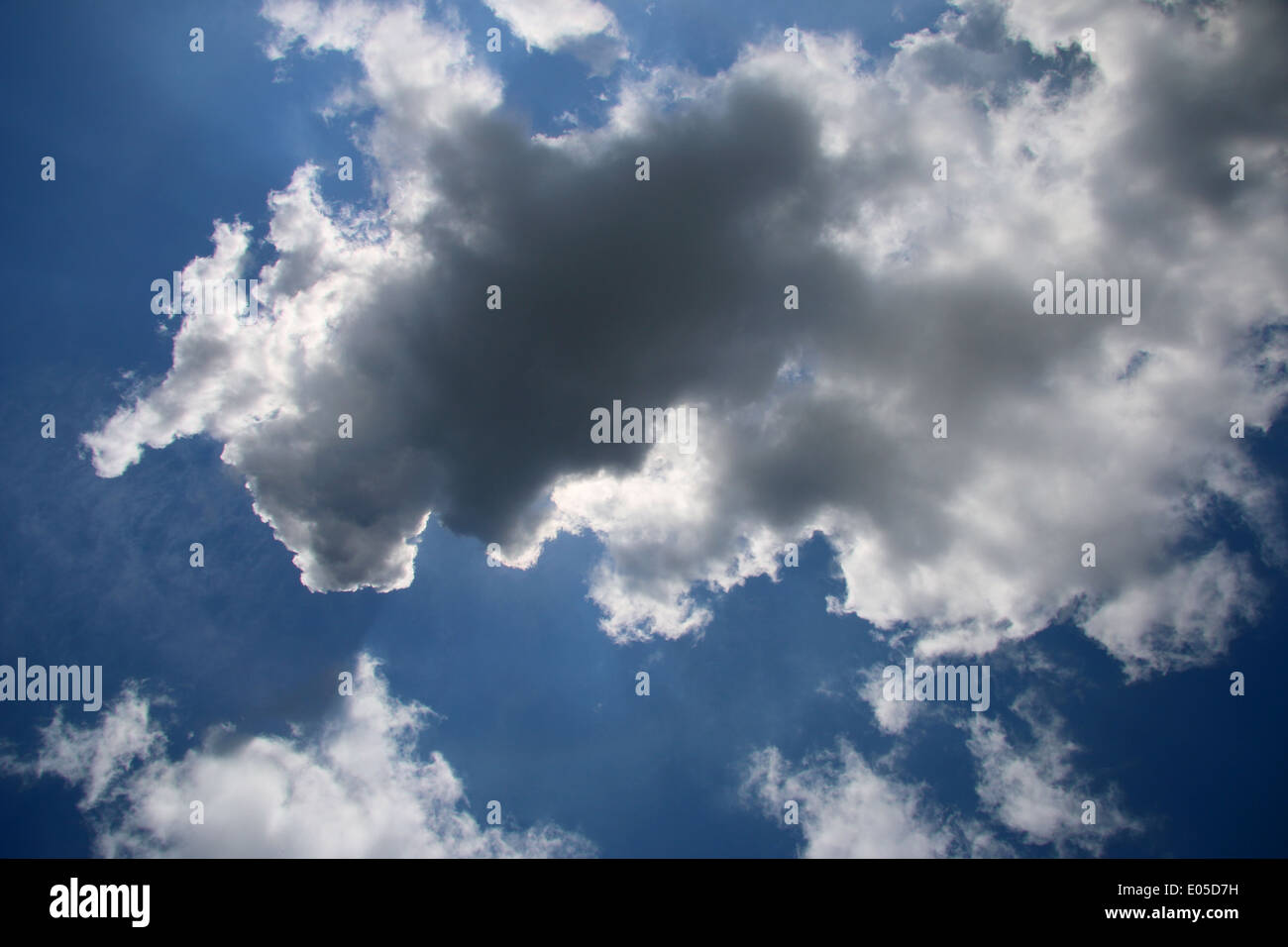 Avec la lumière du soleil de derrière les nuages comme beau fond de nuage. Banque D'Images