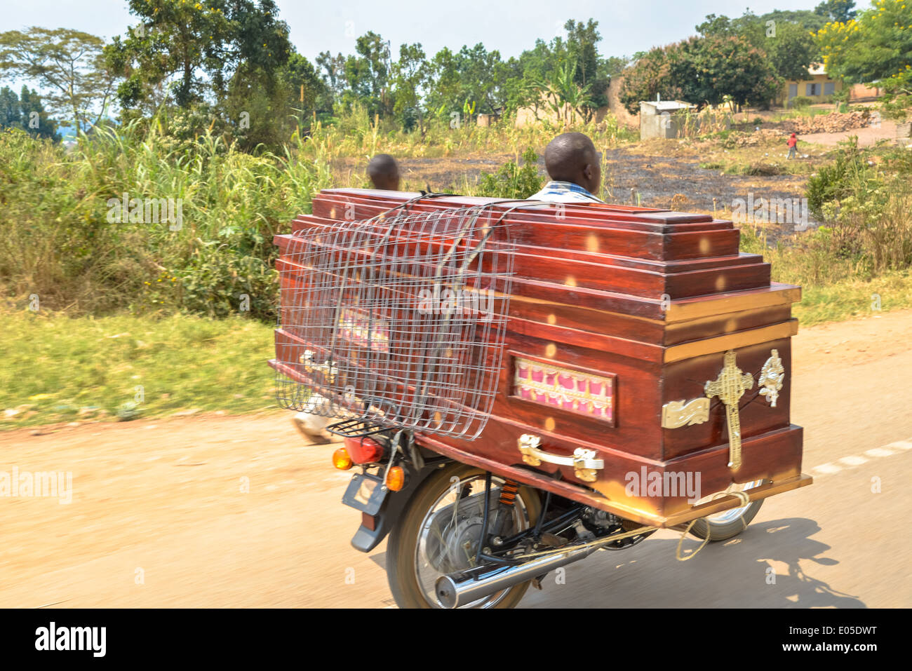 Un moteur avec un cercueil à l'arrière, de l'Ouganda Banque D'Images