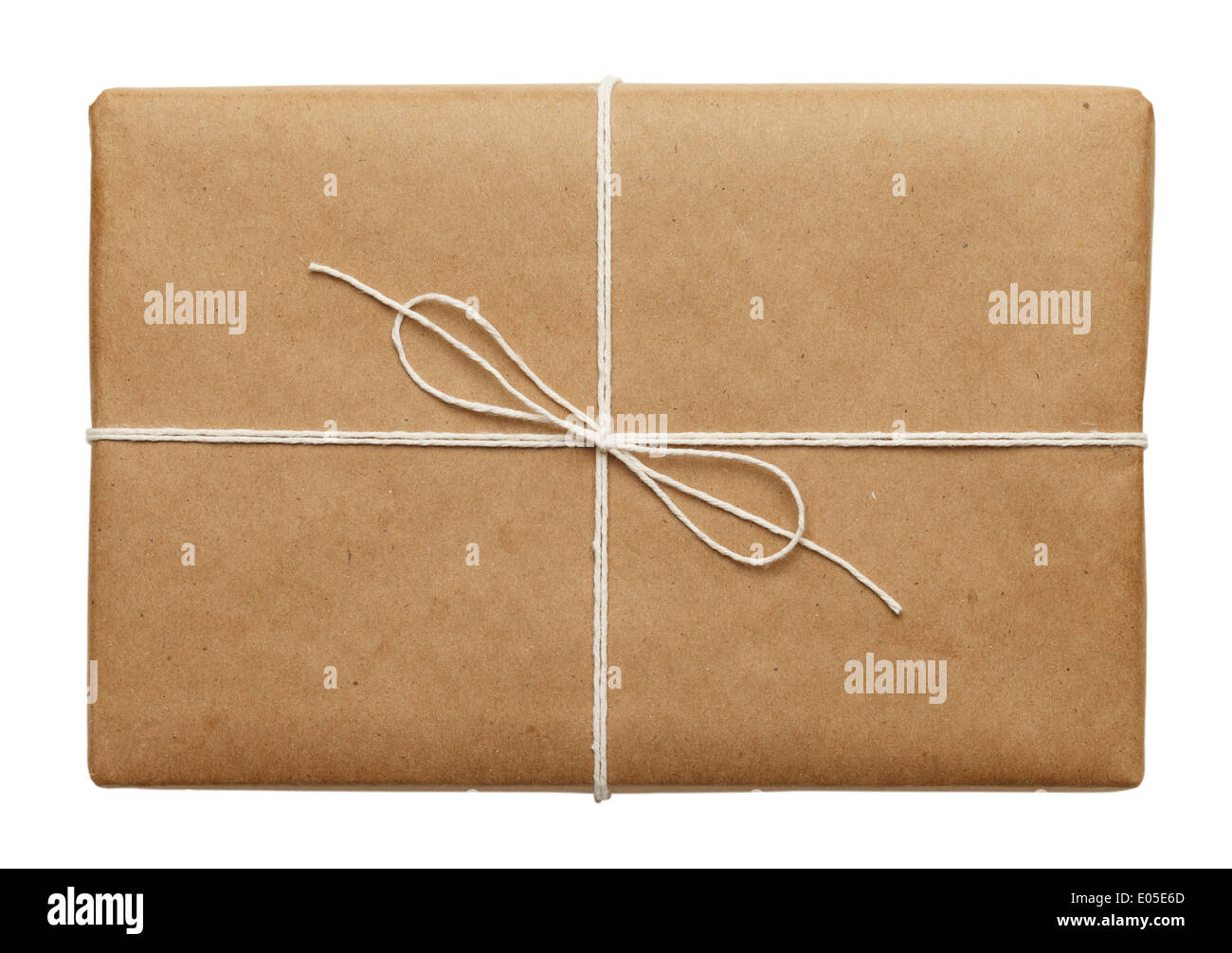 Colis de papier brun avec de fines cordes liées ou paquet présent isolé sur fond blanc. Banque D'Images