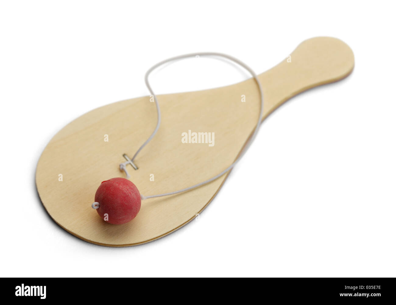 Balle en caoutchouc rouge sur String liée à la palette en bois isolé sur fond blanc. Banque D'Images