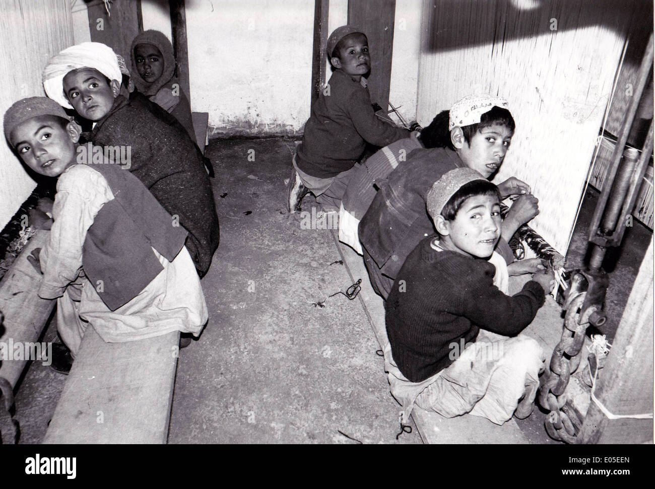 Jeunes réfugiés afghans travaillant dans un centre de tapis au Baloutchistan, 1981 Banque D'Images