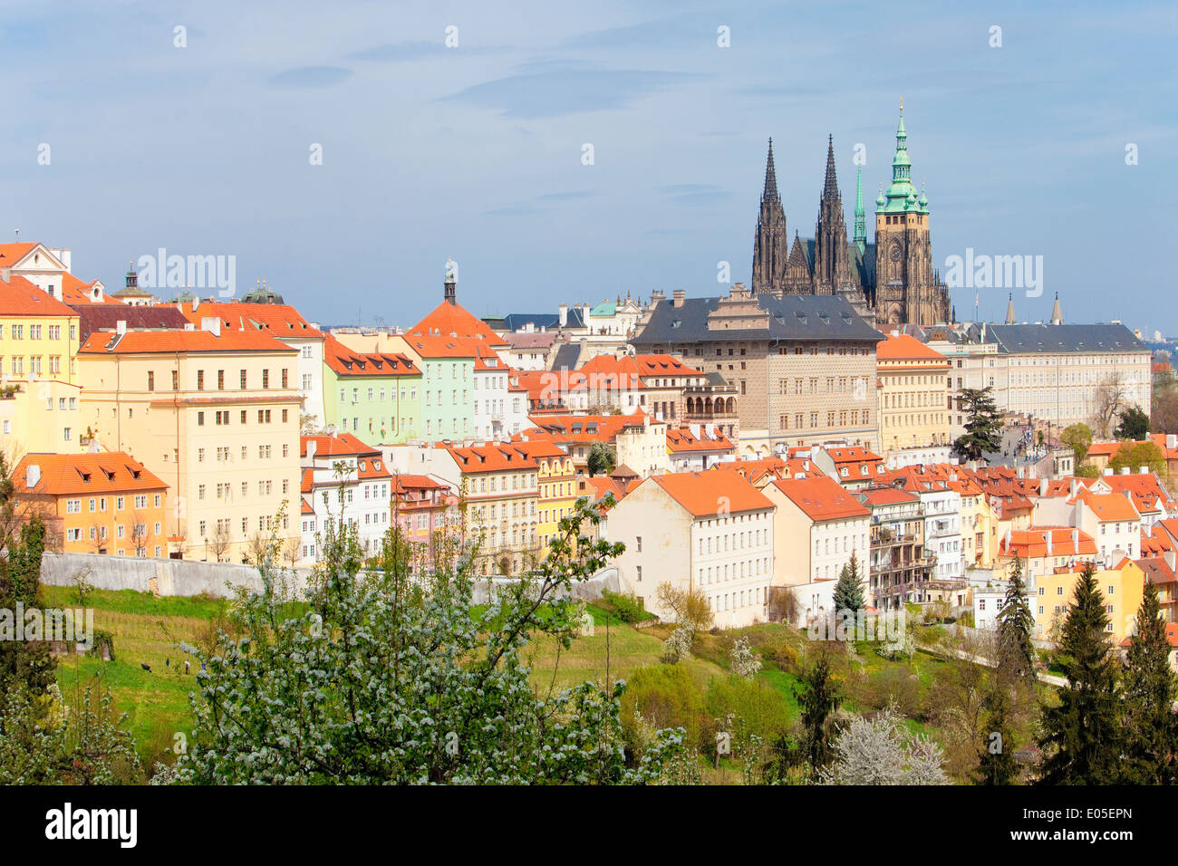 Prague - Vue du château de Hradcany et st. Cathédrale Saint-Guy au printemps Banque D'Images